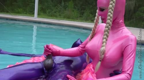 Kinky Rubber World, Lara Playing With Rubber Jeff In Latex Blindmask On The Pool Float