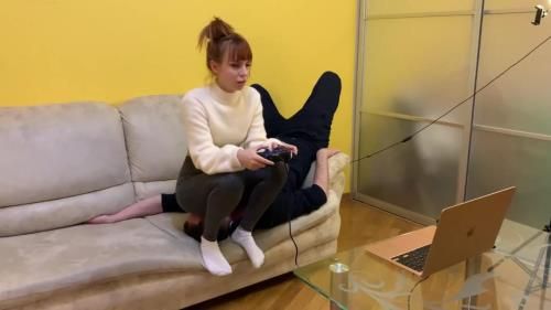 Gamer Kira In Leggings Uses Her Chair Slave While Playing