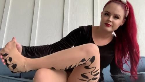 APantyhoseObsessions - Just a Lil Ivy Pantyhose Tease