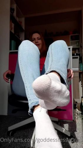 Goddess Tessa - 45 Size Feet Goddess - Walked In My Smelly Shoes